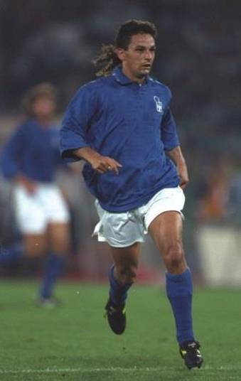 Roberto Baggio, melhor jogador do planeta em 1993, foi um dos destaques da Copa de 1994, no ano seguinte, mas foi considerado o 'culpado' da perda do título da Itália. Isso porque, o camisa 10 chutou por cima a sua cobrança de pênalti contra a seleção brasileira na final do torneio