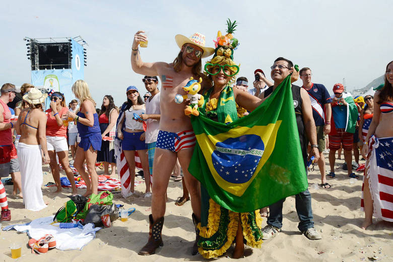 O americano no estilo country e a brasileira à la Carmen Miranda se uniram em clima de confraternização O americano no estilo country e a brasileira à la Carmen Miranda se uniram em clima de confraternização