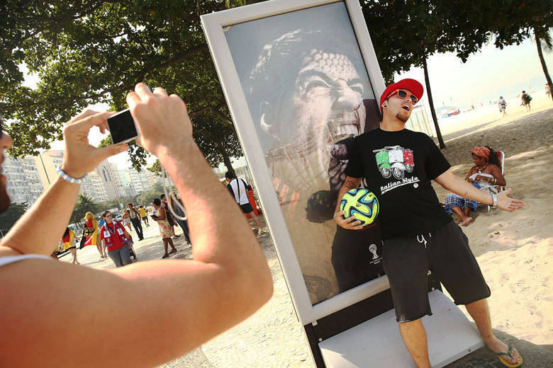 Os torcedores tiravam fotos como se estivessem sendo mordidos pelo jogador uruguaio