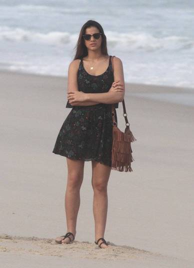 Maior estrela teen do momento, Bruna Marquezine está cansada de ver sua vida ser tratada como uma novela. A atriz, que vive a chatinha Luiza em Em Família (Globo), desabafou em entrevista ao jornal Extra, publicada neste domingo (13). Namorada de Neymar, maior craque da seleção brasileira, ela não aguenta mais o assédio que acompanha a fama.— Acho surreal as pessoas falarem que a minha vida virou uma novela. Levo uma vida muito normal. O que tem demais em dois jovens namorarem, terminarem e voltarem? Virou um circo