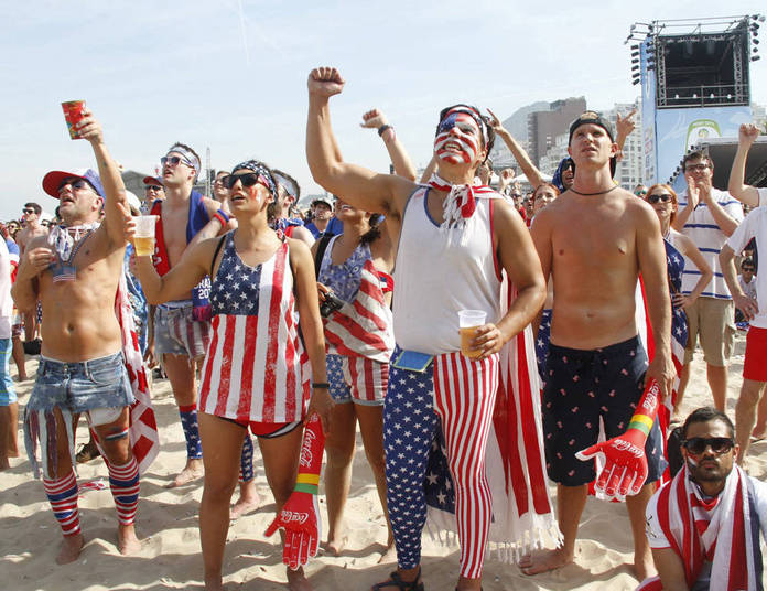 Os torcedores americanos, quase sempre muito patriotas, gostam de usar as cores do país na roupa inteira Os torcedores americanos, quase sempre muito patriotas, gostam de usar as cores do país na roupa inteira