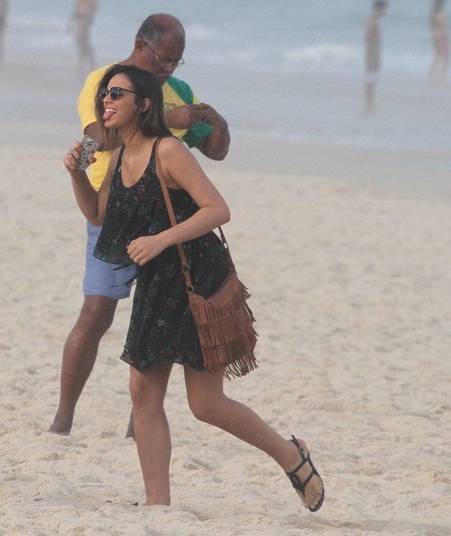 Com o status de estrela, veio também a mudança de comportamento de Bruna Marquezine, que acabou ganhando fama de chata. No começo, a atriz sofria bastante com as críticas, mas aprendeu a lidar com elas, como contou ao Extra. — No início, bateu um certo desespero e perdi noites chorando. Eu me importava com tudo que falavam, tinha uma necessidade de me posicionar, de responder. E você começa a entrar numa neura e sofrer porque começam a relatar uma imagem que não é sua. Eu chorava a noite inteira. Ia dormir péssima, passava mal. Tudo que eu fazia tinha que ser calculado, e mesmo assim, sempre saía alguma coisa ruim