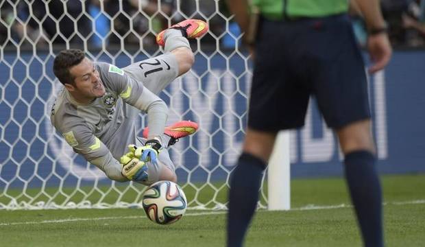 Julio César decide e coloca o Brasil nas quartas-de-final da Copa