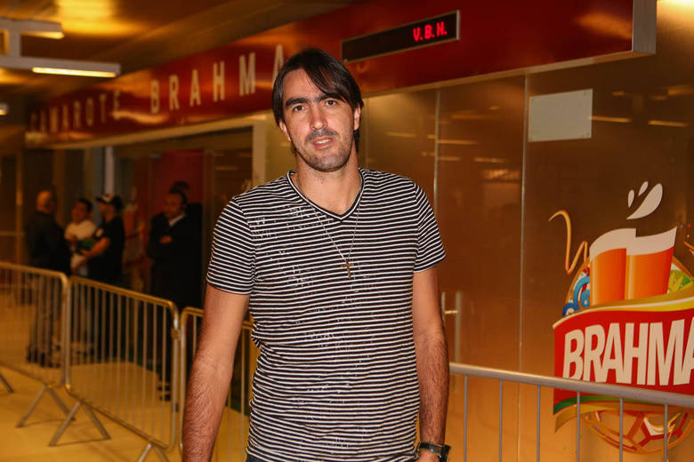 O central Rodrigão também gosta de jogar cartas. O atleta de vôlei já participou de diversos campeonatos com outras personalidades