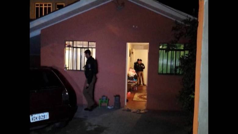 Quatro pessoas foram assassinadas dentro de uma residência no
bairro Sítio Cercado, na Vila Osternack, em Curitiba (PR), na madrugada desta segunda-feira
(30). Segundo a Polícia Civil, cada um levou um tiro na cabeça