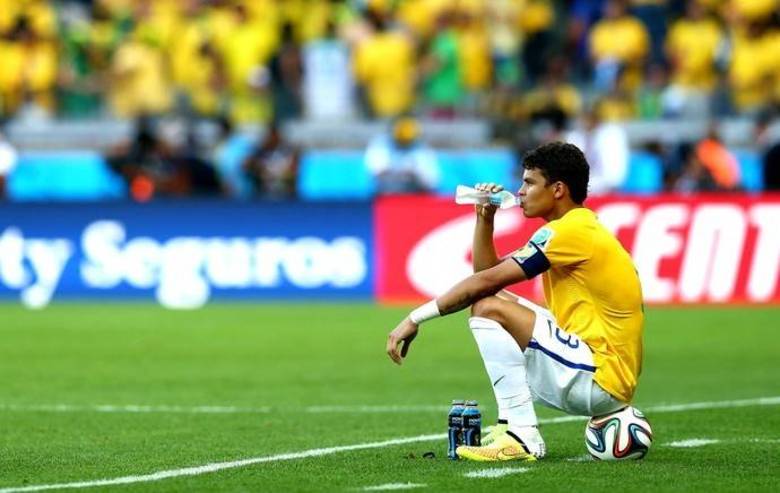 O zagueiro Thiago Silva parece estar com o emocional abalado
e não está conseguindo mais liderar a equipe. O capitão não passou muita
confiança ao time antes da disputa de pênaltis entre Brasil e Chile, válido
pelas oitavas de final da Copa. Outro fator que demonstra a fraqueza de Thiago
com o elenco é o dele ter pedido para bater o último pênalti da disputa, caso
precisasse. Por conta disso, o R7 apresenta um leque de líderes para assumir o
papel que Thiago Silva não está conseguindo exercer