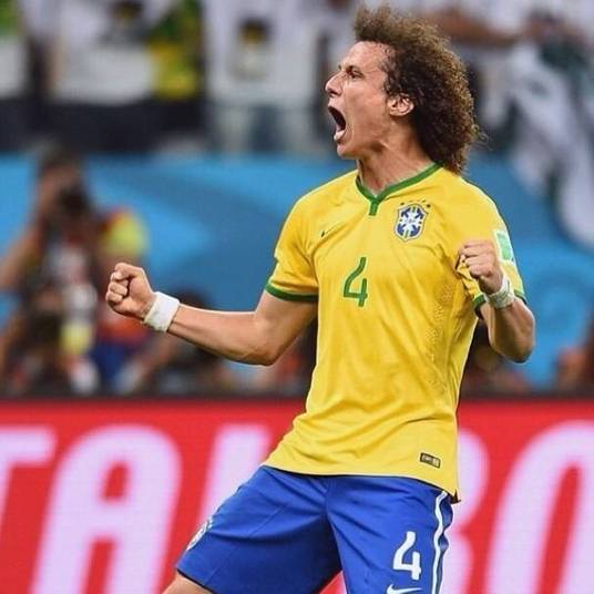 Um deles seria o zagueiro David Luiz. Ao contrário de
Thiago, o cabeludo chamou a responsabilidade na hora das cobranças e ainda foi
o primeiro a bater na disputa de pênaltis e marcou o seu, deslocando o goleiro
Bravo com muita classe