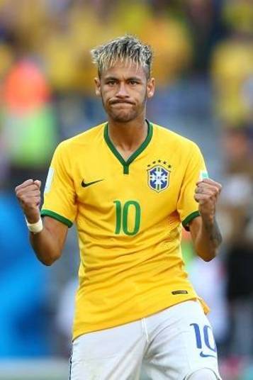 Neymar já mostrou algumas vezes que é um verdadeiro líder
dentro das quatro linhas. Quando o jogo está apertado, o camisa 10 costuma
colocar a bola embaixo do braço e resolver, quase sempre com uma jogada
individual ou um drible desconcertante. Tê-lo como líder não seria nenhum
absurdo, apesar da pouca idade