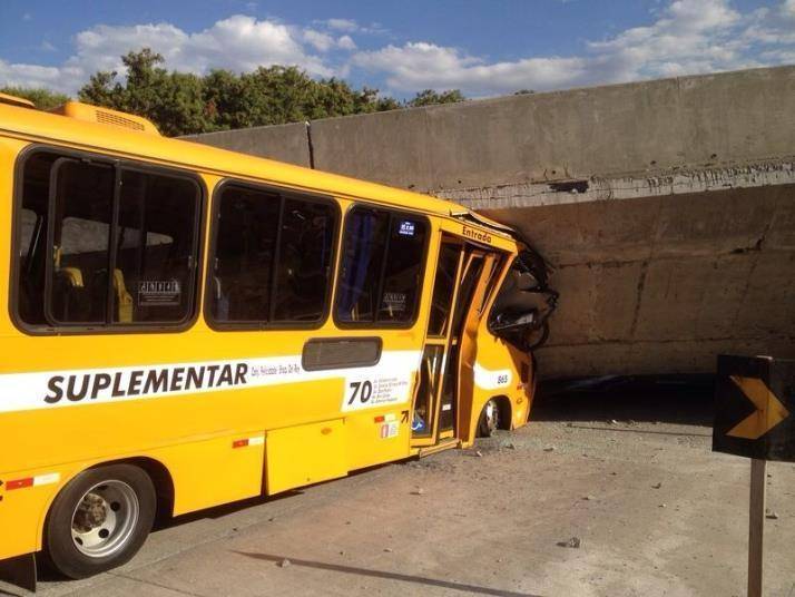 De acordo com o Corpo de Bombeiros, dois caminhões, um micro-ônibus e um carro de passeio foram esmagados pela estrutura. Leia mais