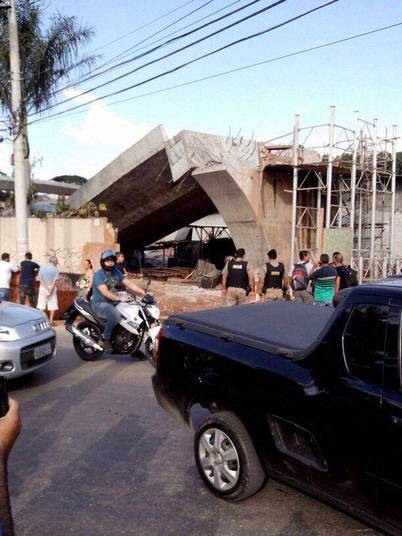 Um viaduto que estava sendo construído na avenida Pedro 1º desabou nesta
quinta-feira (3) em Belo Horizonte. Pelo menos duas pessoas morreram -
uma delas seria a motorista do coletivo. Conforme os militares, o micro-ônibus atingido é um suplementar da linha 70. Leia mais