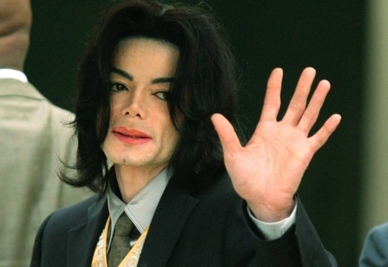 Michael Jackson

Antes de morrer, em 2009, o rei do pop também se
envolveu numa grande polêmica. Michael teria sido acusado pelo dono de uma loja
de antiguidades de ter ficado devendo 170 mil dólares por objetos que comprou
em 2005
