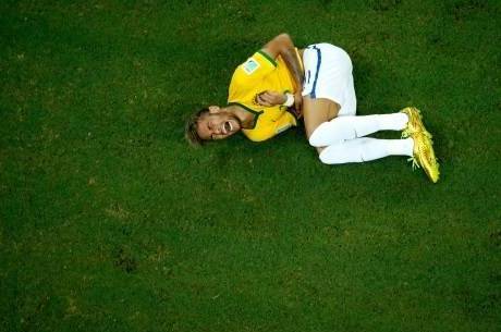Neymar foi levado para o hospital