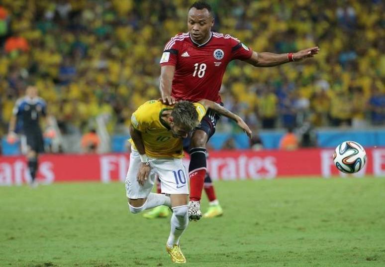 Zuniga acertou o joelho nas costas de Neymar, que, segundo o médico da seleção Rodrigo Lasmar: 'É uma fratura benigna, não é fácil essa notícia, mas é que ele não vai estar à disposição nesta Copa'