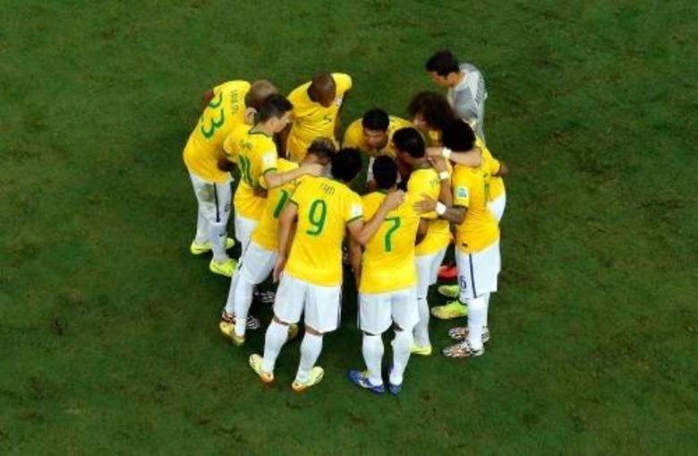 A seleção brasileira enfrentou a Colômbia no Castelão e venceu o duelo pelo placar de 2 a 1, com direto a golaço do zagueiro David Luiz. Agora o Brasil avança para as semis e vai enfrentar a poderosa Alemanha