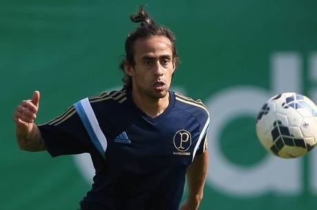 Técnico do Palmeiras tentará convencer Valdivia a permanecer no Brasil