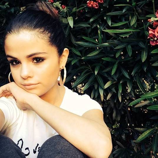 7) Selena GomezSelena Gomez sofreu muito no começo de seu namoro com Justin Bieber, já que muitos fãs ciumentos do cantor passaram a atacá-la gratuitamente, como se ela o estivesse roubando. Com o tempo, o sentimento foi amenizando e Selena passou a ser querida por estes fãs, mas nem por isso ela deixou de sofrer ataques nas redes sociais. No último final de semana, a cantora resolveu se pronunciar sobre um desses ataques. Uma garota desejou que Selena tivesse câncer e ela não conseguiu não responder. Veja na próxima foto a resposta!