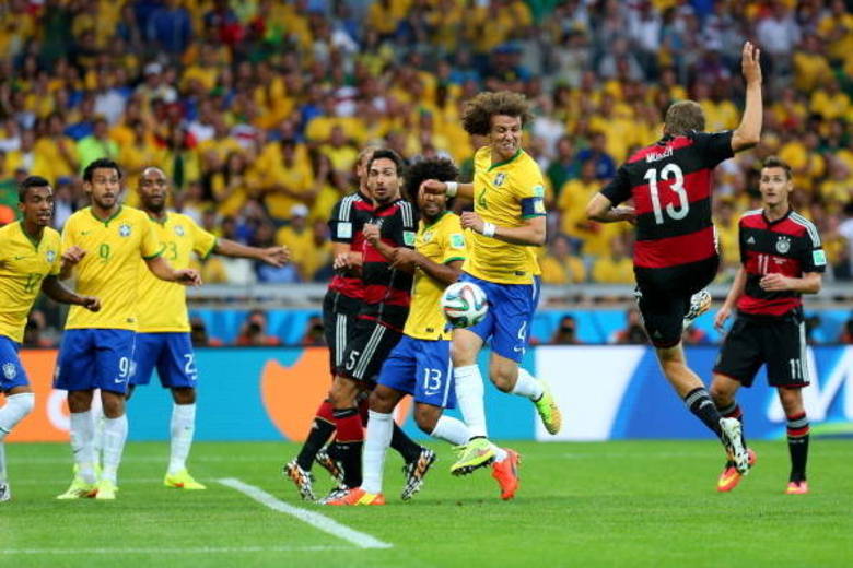 Müller chuta para fazer 1x0 após escanteio 