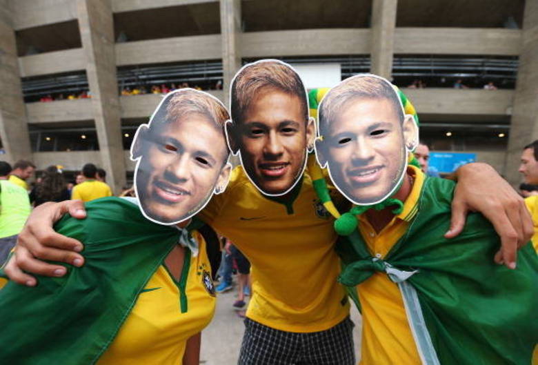 Esses torcedores chegaram com a máscara de Neymar 