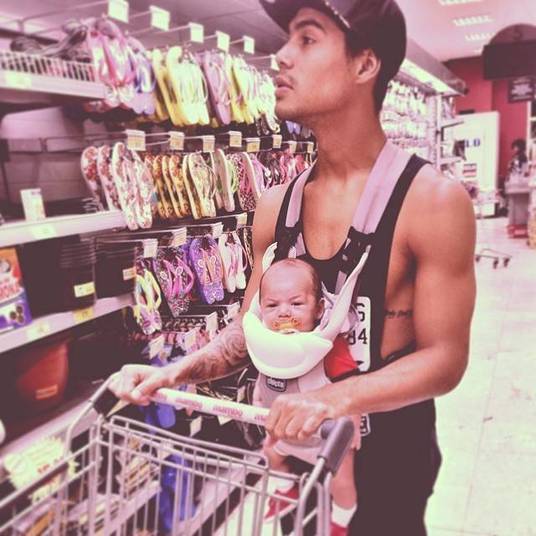 Até emburradinho no supermercado o Zion é fofo. Será que o Mika não quis comprar algum doce que ele pediu? A gente compra!