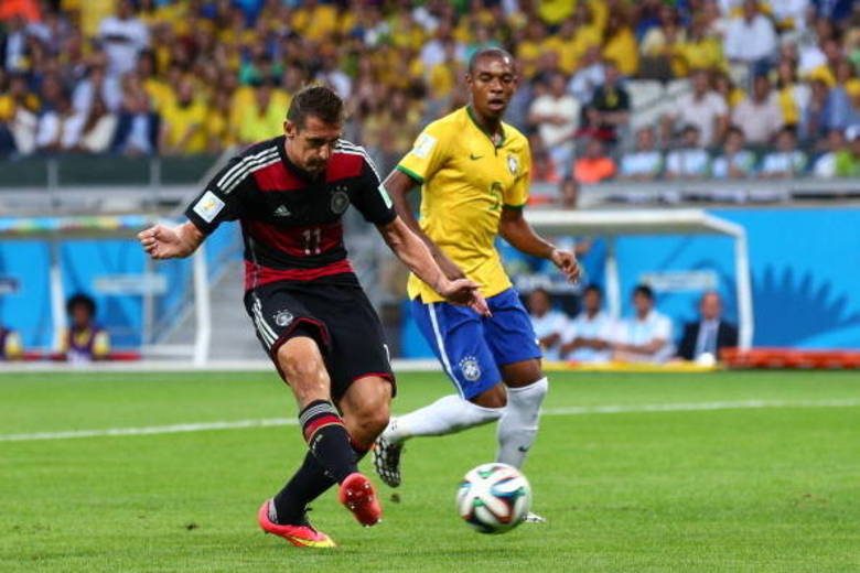 Klose chuta para marcar o segundo gol contra o Brasil 