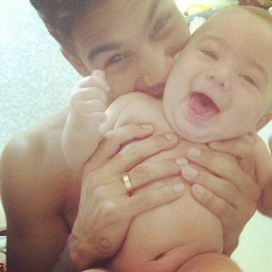 Olha esse sorriso! Olha esse papai babão lindo! Olha essa foto! A gente não sabe o que dizer, só sentir!