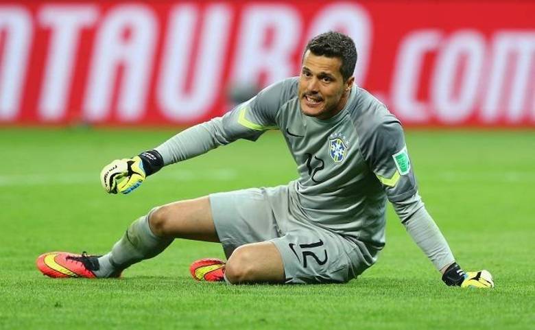 Julio César entrou para a história como o pior goleiro da seleção brasileira em Copas do Mundo. Somados os 14 gols da atual edição com os quatro sofridos em 2010, o jogador soma 18 bolas que entraram contra sua meta em Copas, uma delas em falha que culminou na eliminação brasileira na África do Sul. Por conta do histórico e da idade avançada, Julio não estará em 2018 para proteger o gol da seleção...