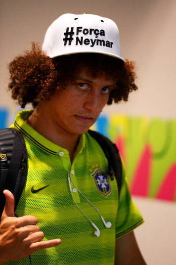 David Luiz chega com boné com mensagem de apoio a Neymar 
