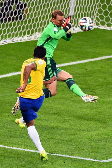 Paulinho tenta, mas Neuer faz ótima defesa