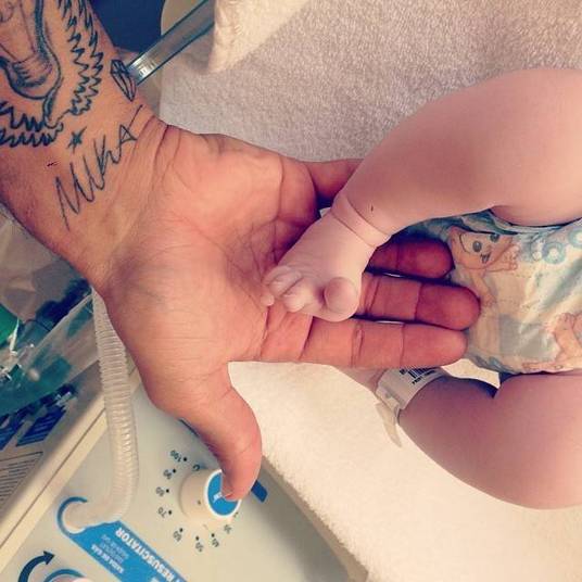 Uma das primeiras fotos que o Mika postou do Zion, essa é emocionante. Espera aí que alguma coisa entrou nos nossos olhos aqui!