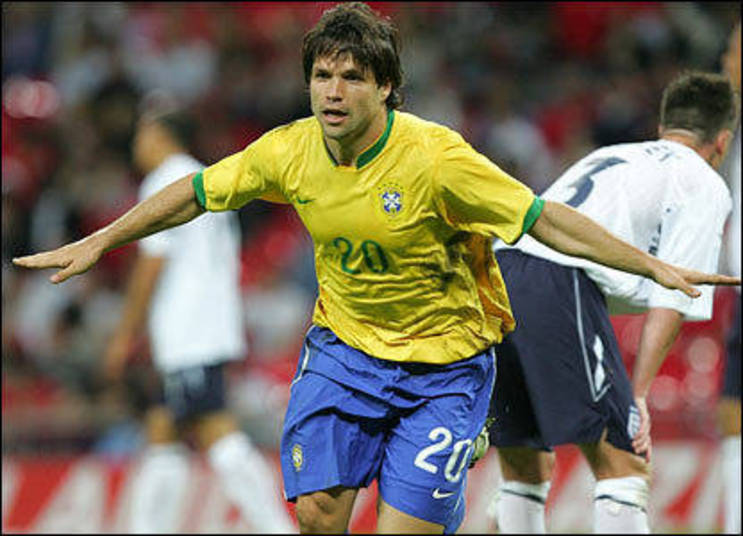 Diego já foi chamado 15 vezes por Dunga e pode ter algumas oportunidades
 nesse novo ciclo do treinador no comando da seleção brasileira      Veja os 'craques do futebol arte' que devem voltar com Dunga   