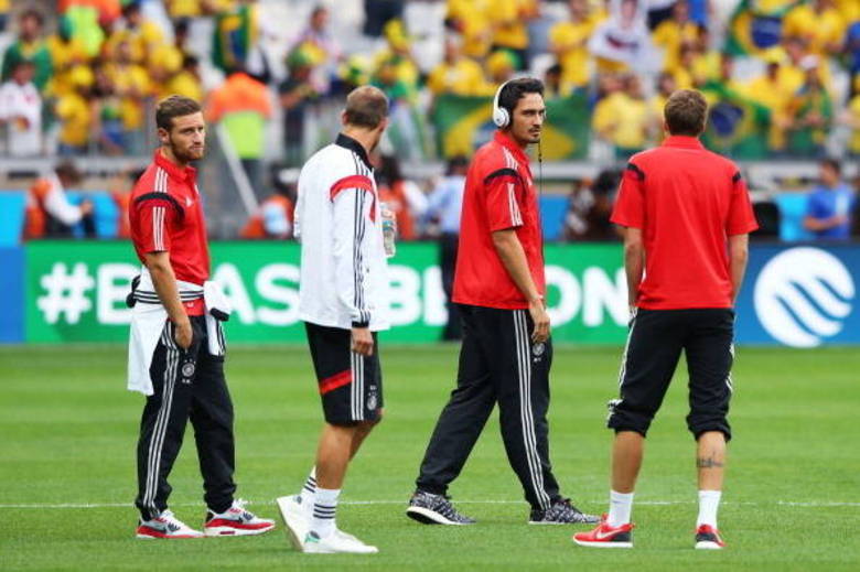 Alemães conversam no campo antes do duelo 