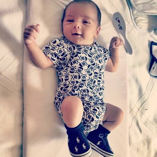 Já reparou que Zion é tão fashion quanto o pai, né? E já faz pose de galã também!
