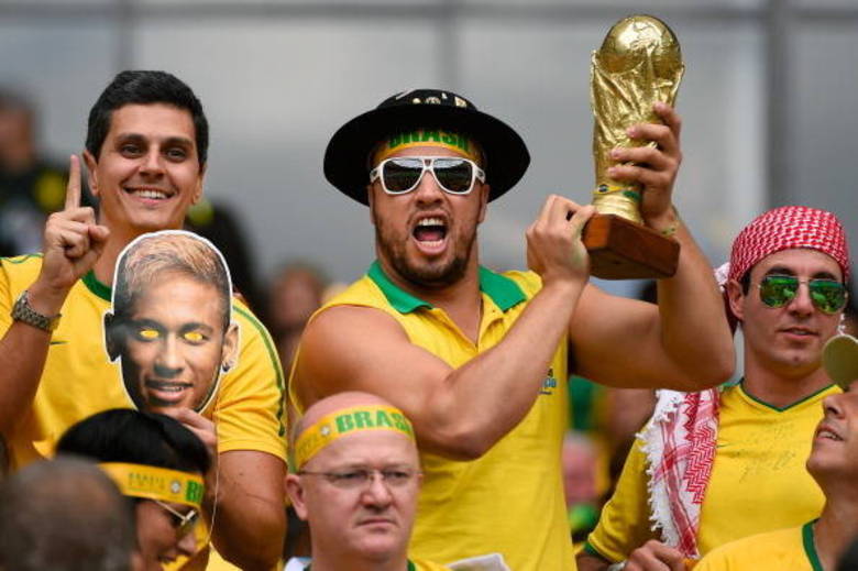 Este já está com a taça de campeão