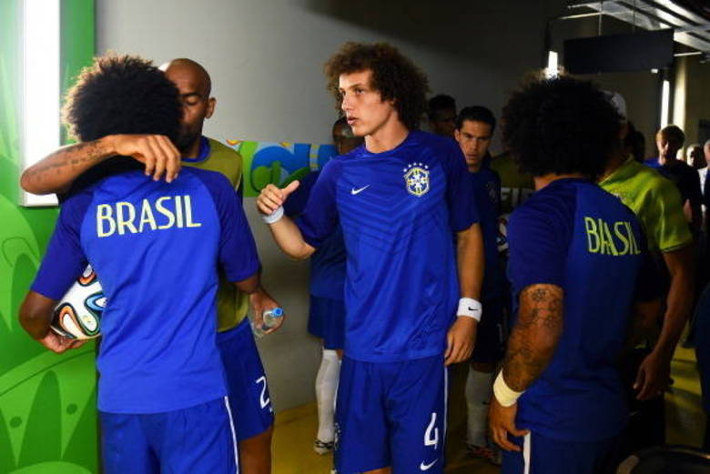 Jogadores se cumprimentam no aquecimento 