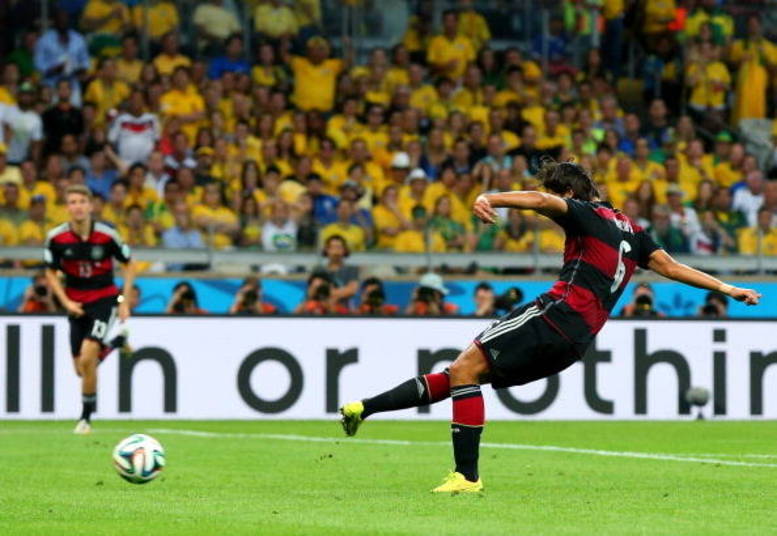 Sami Khedira fez o quinto gol, após assistência de Özil 