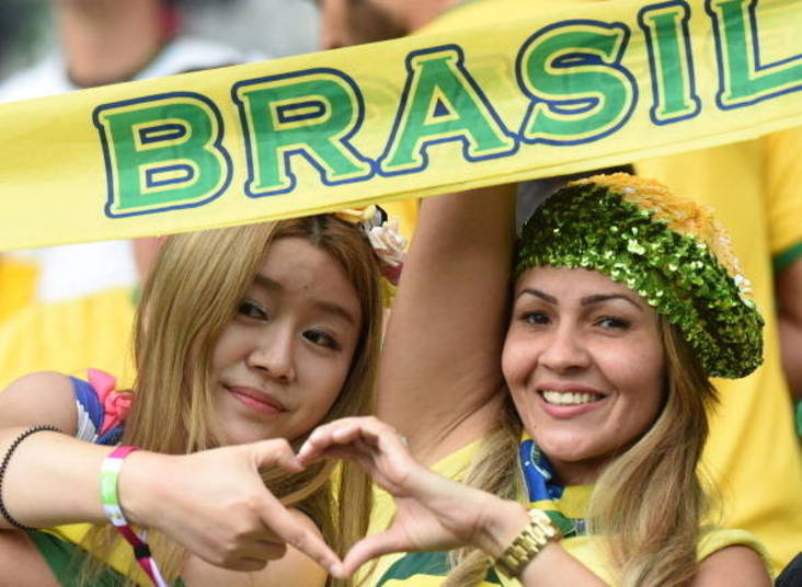 Belas torcedoras enfeitaram o Mineirão