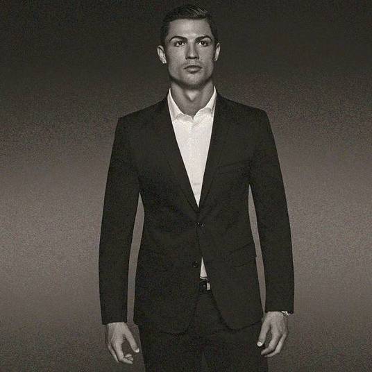 Que tal ter Cristiano Ronaldo a seus pés? A hora é  agora! O craque do Real Madrid acaba de anunciar sua nova empreitada: o lançamento de uma linha de sapatos masculinos que leva seu nome, e que será produzida em Portugal. Ícone de estilo, o jogador já possuiu uma linha de roupas