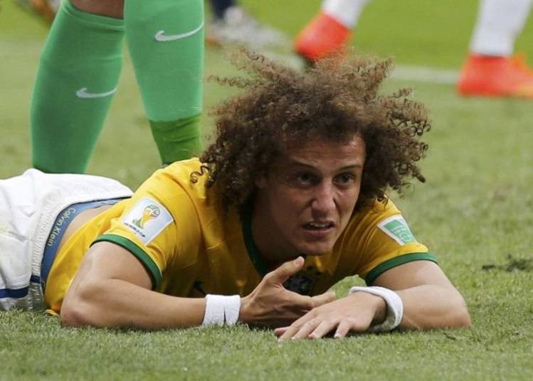 Dunga
já tem um alvo escolhido para as mudanças que pretende realizar na seleção
brasileira: trata-se do zagueiro David Luiz