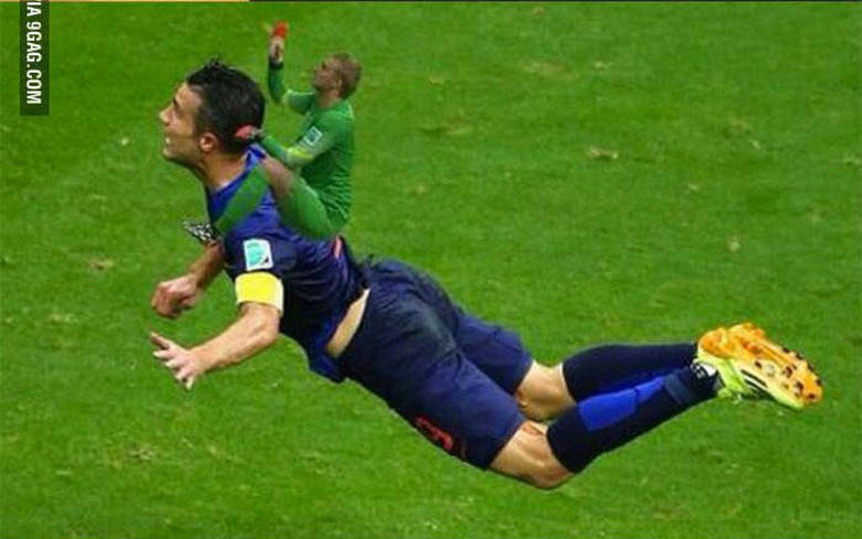 O jogador pegou uma carona nas costas de Van Persie em outro meme que ficou bastante famoso
