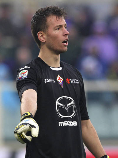 Neto saiu do Atlético-PR após ganhar grande destaque no time brasileiro. Agora no Fiorentina, da Itália, o atleta tem só 24 anos