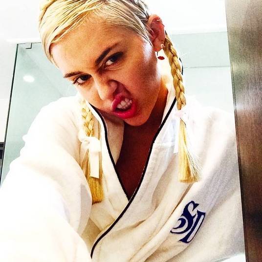 3) Miley CyrusA cantora causa em qualquer coisa que faça. Nos shows, entrevistas, clipes... Miley sempre rouba a atenção e nunca de maneira tranquila, sempre tem polêmica no meio. Nas redes sociais, Miley também é um livro aberto. Posta fotos de tudo, fala sem pudores e dá o que falar. Por ser assim desse jeitinho autêntico, Miley recebe diversas mensagens de ódio todos os dias. Piadas maldosas, xingamentos e montagens de zoeira são parte do dia a dia da cantora