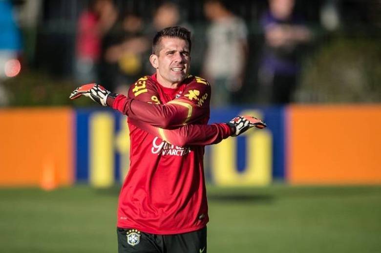 Caso não seja Cássio, a seleção ainda tem boas opções para camisa 1. Mesmo com 31 anos, Victor esteve com o grupo na Copa de 2014 e já acumulou boa experiência na bagagem, podendo assumir o lugar de Julio Cesar para o próximo Mundial