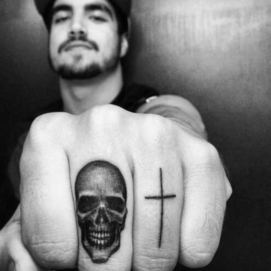 6) Caio CastroO galã arranca suspiros por onde passa, mas nas redes sociais também desperta a ira de algumas pessoas. A postura de Caio, considerada arrogante por muita gente, não agrada. As várias polêmicas e o jeito mulherengo dele também são alvo de críticas