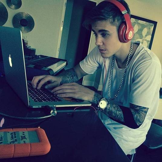 2) Justin BieberEra de se esperar que o cantor estivesse nesta lista, certo? Não que Bieber mereça ser odiado, afinal isso seria uma coisa muito feia de se pensar de alguém, mas é que o comportamento do astro teen não o ajuda muito no quesito popularidade. A arrogância de Bieber, suas inúmeras confusões com a polícia e sua postura de bad boy o colocaram em uma posição complicada nas redes sociais. Na mesma medida em que o namorado de Selena Gomez possui milhões de fãs, possui milhões de haters. Todos os dias, pessoas que o amam e pessoas que o odeiam travam batalhas na internet para atacá-lo ou defendê-lo