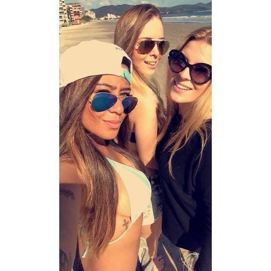 Júlia Valente, que também é amiga de Bruna Marquezine, estava com Rafa na praia