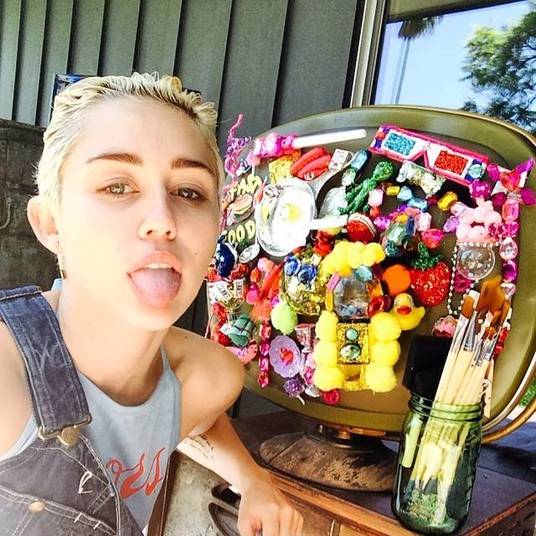 Miley Cyrus não é exatamente estressada. A gata se diverte bastante, mas o problema é que ela tem opinião forte e fala tudo o que pensa. Com isso, acaba irritando algumas pessoas que, bom, resolvem retrucar. Quando a cantora Sinéad O'Connor criticou Miley, acusando-a de exagerar em seus clipes, Miley perdeu a linha e uma enorme discussão começou no Twitter... e seguiu sem parar!