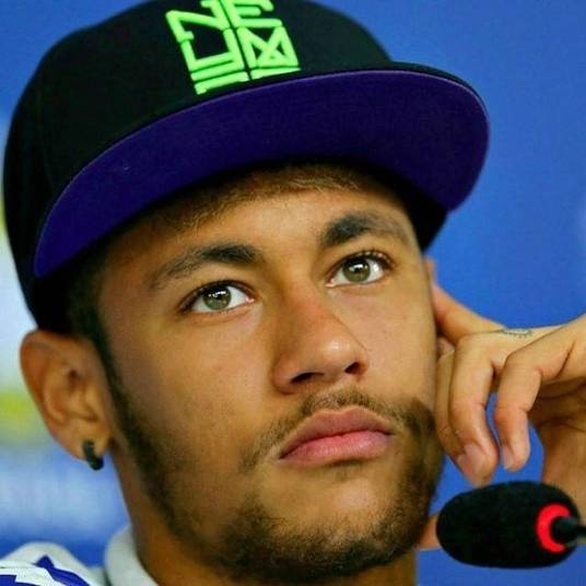Neymar é super de bem com a vida e é considerado brincalhão, mas não mexa com a família dele. O jogador vira uma fera quando fazem comentários maldosos sobre quem ele ama. Recentemente, depois que reportagens apontaram seu pai como um dos envolvidos na máfia de ingressos da Copa, Neymar se irritou.— Jornalista mal informado e irresponsável.... Até quando vai? Chega né... Mostra seu potencial e vende jornal de outra forma ou melhor, falando verdades!