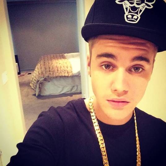 Que Justin Bieber é esquentadinho, todos nós já sabemos. Além de se irritar com comentários e críticas nas redes sociais, ele já se envolveu em várias confusões com fotógrafos. Aqui no Brasil, Justin se irritou durante o show que fez em São Paulo depois que um fã jogou uma garrafinha de água no palco. Muito estressado, ele simplesmente saiu e não voltou mais. Foi desse jeito bizarro que o show acabou. Dá pra acreditar?