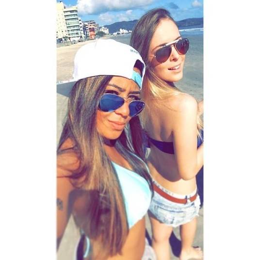 Ao lado de amigas já conhecidas por seus fãs, como Thayse Estaniecki, Rafa mostrou seu corpão em alguns cliques publicados por ela mesma e pelas amigas