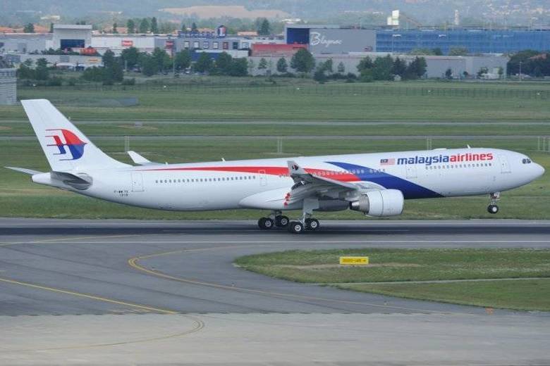 Em 15 de março de 2000, o voo MH85, saído de Pequim para Kuala
Lumpur, capital da Malásia, foi danificado pelo vazamento de cloreto de
oxalilo durante o descarregamento da aeronave. Cinco carregadores de
bagagem foram intoxicados pelo material e autoridades investigaram o
incidente, afirmando que as substâncias que atuaram ao vazamento não
deveriam ser transportadas por avião.Partes internas do compartimento de bagagens da aeronave foram corroídas pelo material.A imagem mostra um Airbus A330-300, do mesmo modelo do acidente